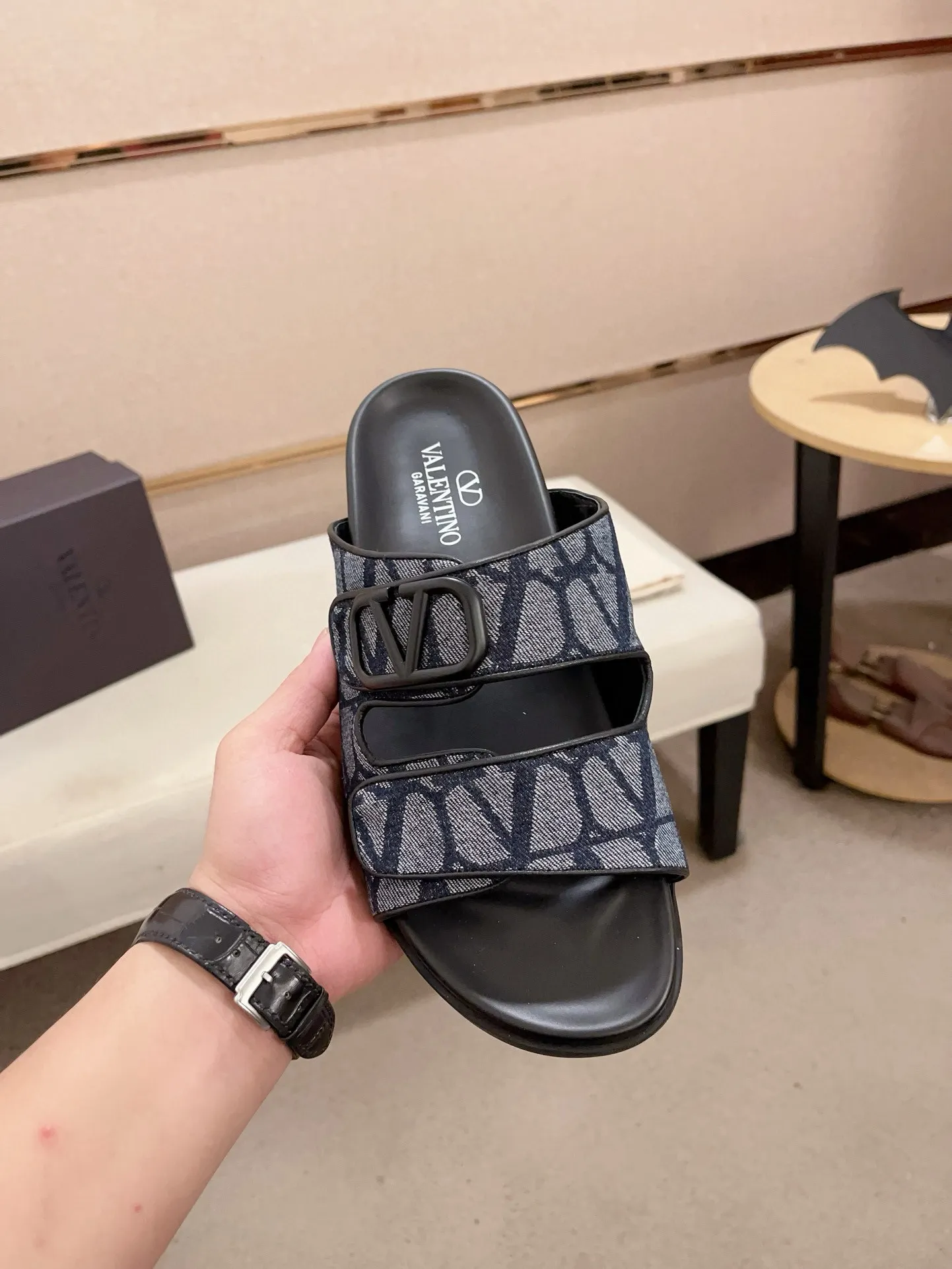 Men's shoes💰: 440💰[Valentino] New men's boutique slippers, counter quality, classic plaid, the actual workmanship is quite complex🔰The uppers are made of imported fabrics➕🐑Sheepskin lining, which tests the craftsman's craftsmanship➕original PU outsole. Size: 38-44 (45 can be customized, non-refundable)